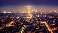 Vista noturna encantadora da Torre Eiffel iluminada em Paris