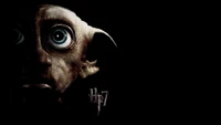 Primer plano oscuro de la expresión temerosa de Dobby en el cartel de la película Harry Potter 7