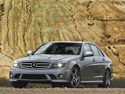 Mercedes-Benz C63 AMG Limousine in einer dramatischen Landschaft