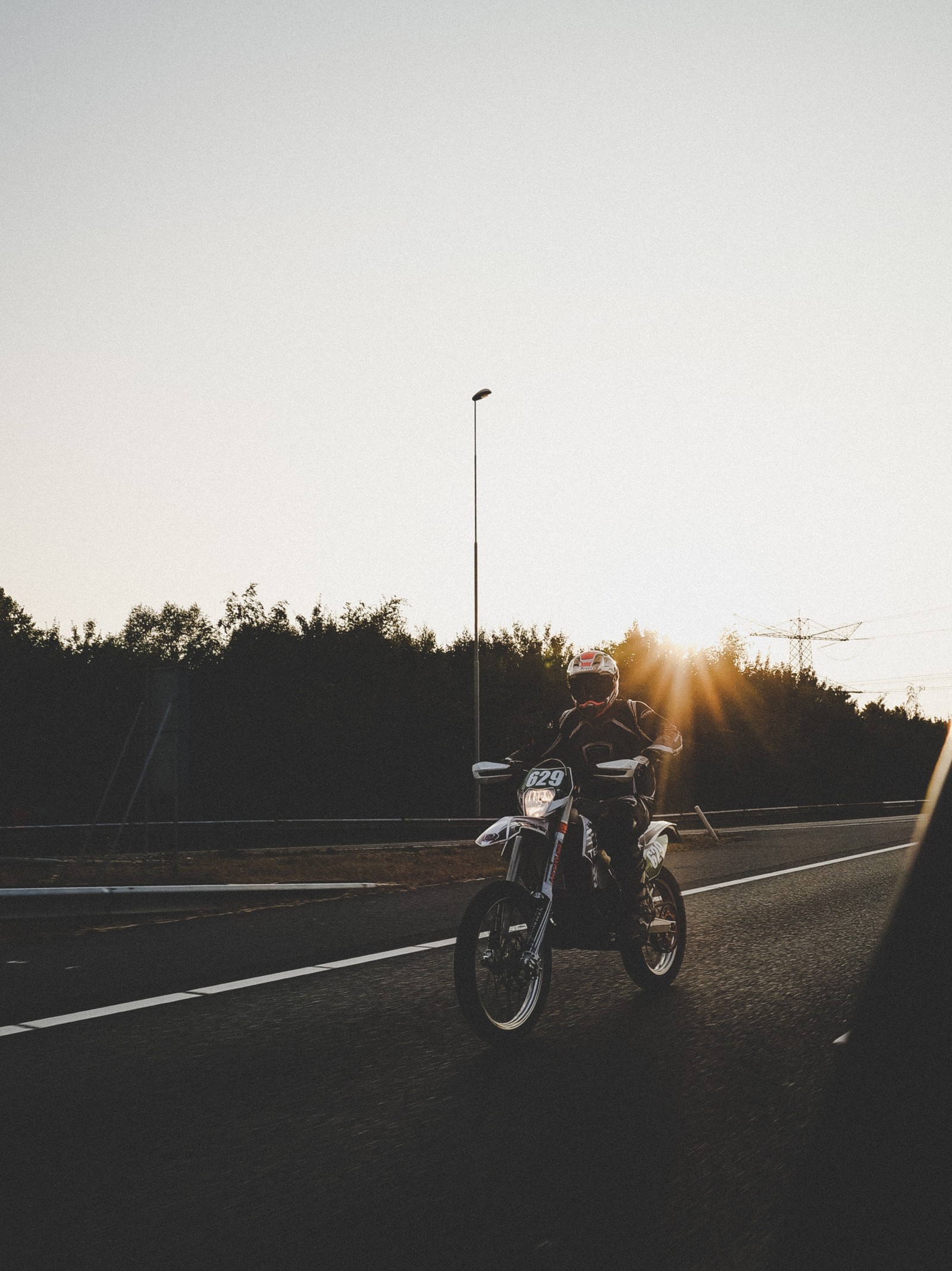 Lade auto, straße, asphalt, motorad, helm Hintergrund herunter