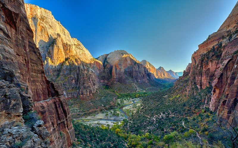 Вид каньонов и гор с вершины горы (ангелс лэндлинг, angels landing, юта, utah, национальный парк зайон)