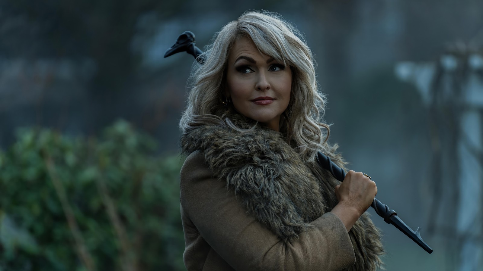 Mujer rubia con un pájaro en el hombro sosteniendo un cuchillo (series de televisión, netflix, esther, jenn lyon)