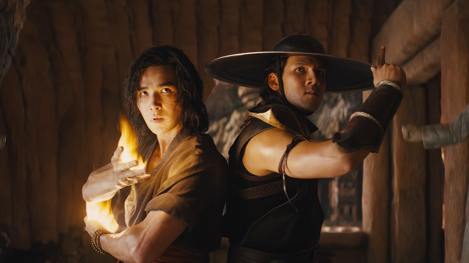 Un homme et une femme en chapeau et robe tenant des torches (mortal kombat, 2021, film, liu kang, kung lao)