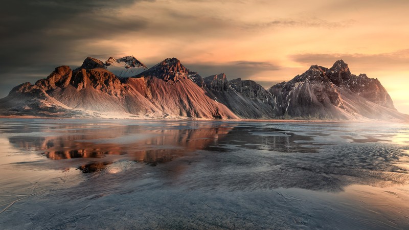 Арабские горы отражаются в воде озера (вестрахорн, vestrahorn, восход солнца, покрытый снегом, туман)