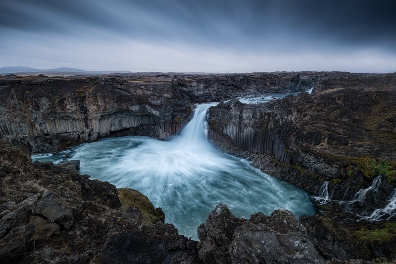 Водопад, струящийся через скалистый каньон в исландии (aldeyjarfoss waterfall, исландия, skjalfandafljot river, камни, 5k)