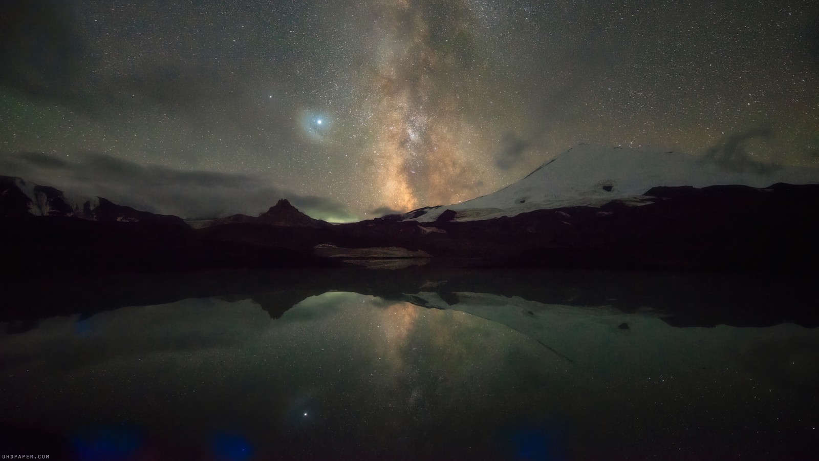 Uma vista da via láctea sobre um lago (noite, estrelado, estrelas, céu, montanha)