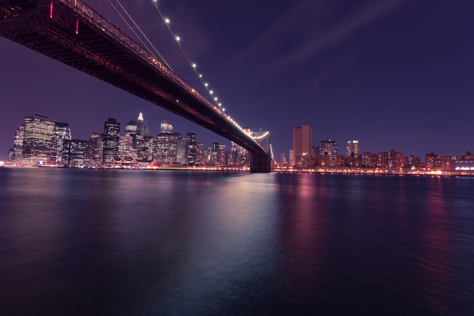 Vista panorâmica do horizonte da cidade à noite com uma ponte (noite, paisagem urbana, cidade, linha do horizonte, marco)