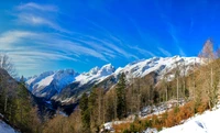 Cordilheira coberta de neve sob um vibrante céu azul ao pôr do sol