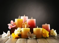 Naturaleza muerta elegante con velas coloridas y flores frescas