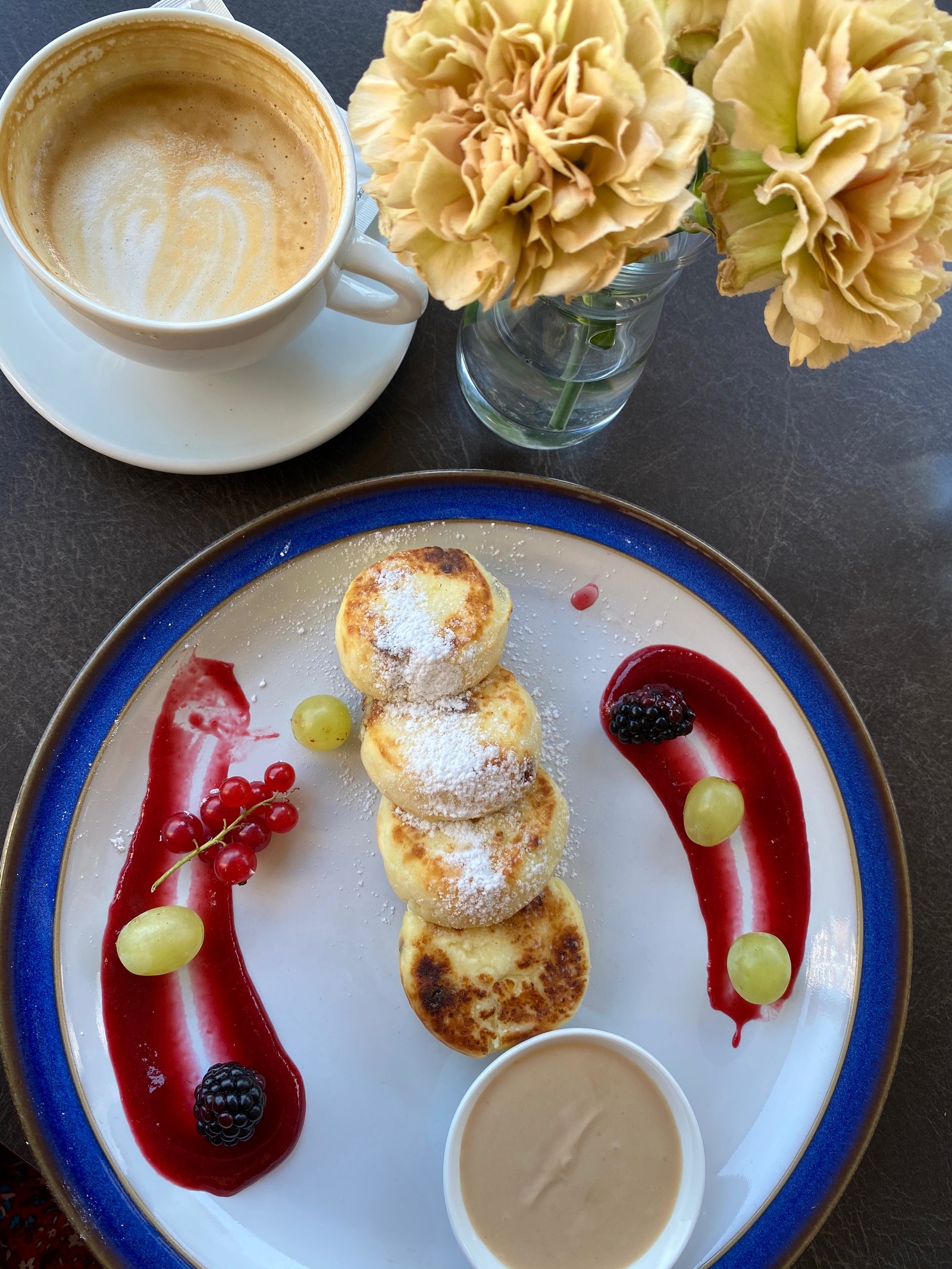 Il y a une assiette de nourriture avec des fruits et une tasse de café (plat, petit déjeuner complet, petit déjeuner, repas, vaisselle)