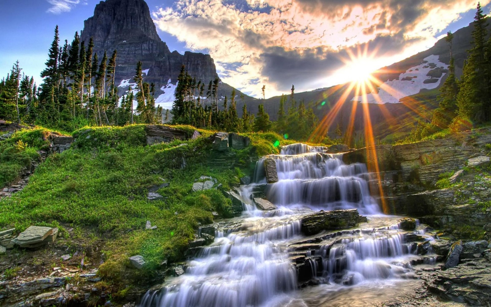 Cascada árabe en las montañas con una montaña al fondo (cascada, paisaje natural, naturaleza, cuerpo de agua, agua)