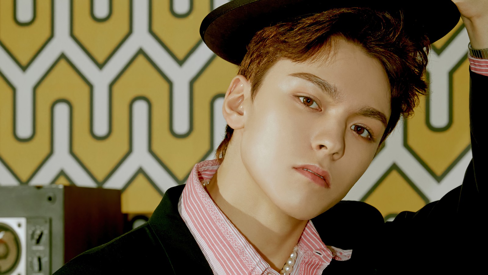 Un jeune homme portant un chapeau et une chemise rose (vernon, 버논, hansol vernon chwe, choi han sol, 최한솔)