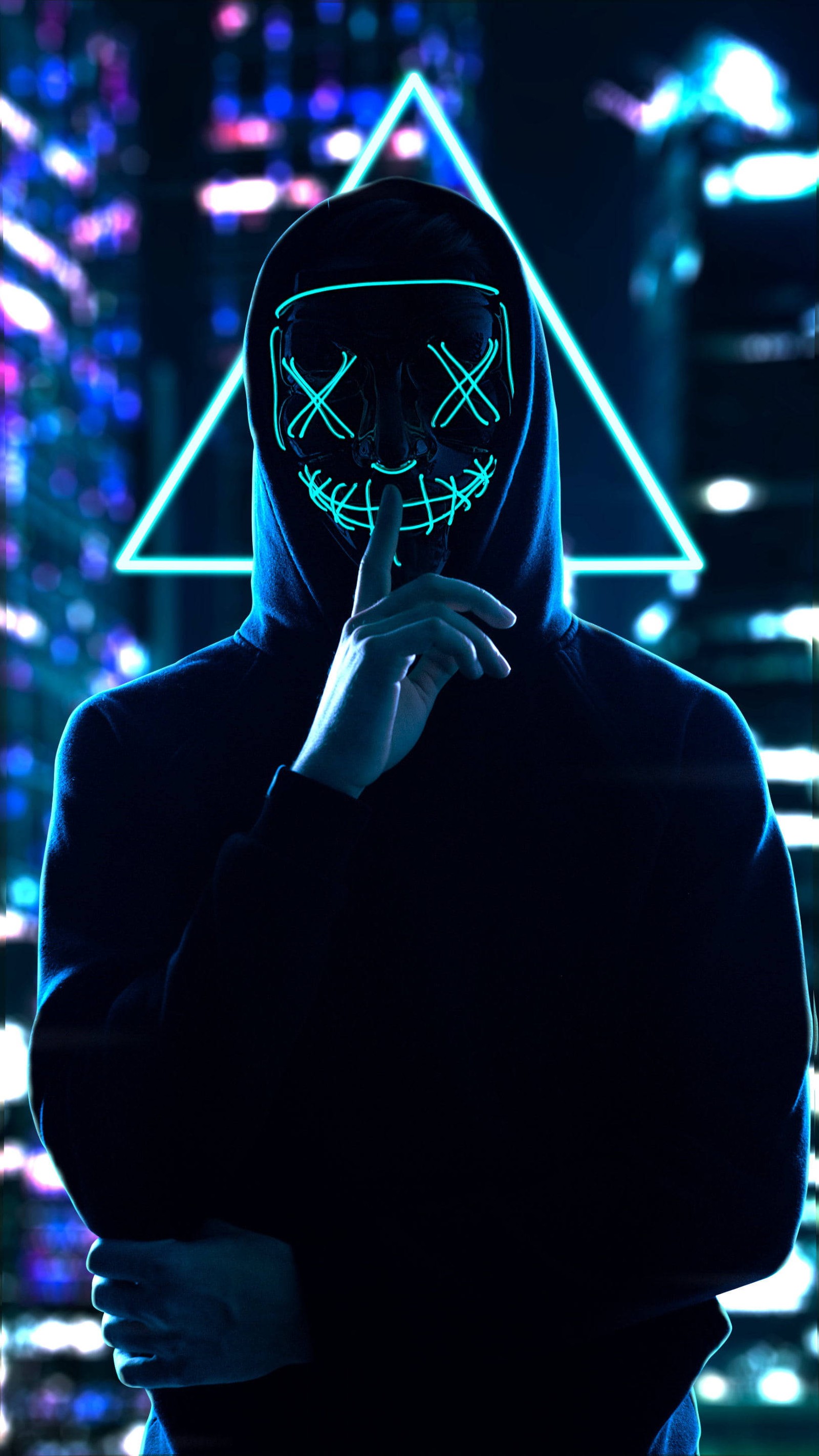 Homem com capuz preto com um triângulo neon e uma máscara neon (máscara de purga, máscara, fantasia, baile de máscaras, roupa exterior)