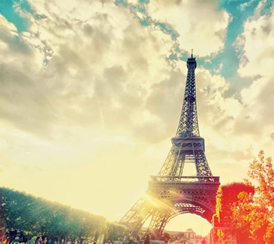 Tour Eiffel au coucher du soleil avec une végétation luxuriante