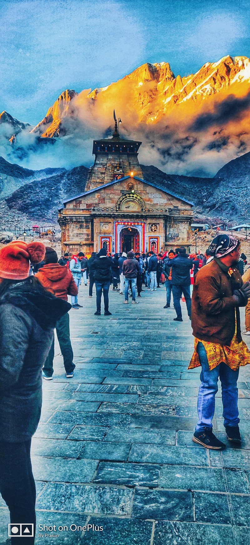 Люди гуляют перед горой с зданием (кедарнатх махадев, kedarnath mahadev, mahadev, махакал, mahakal)