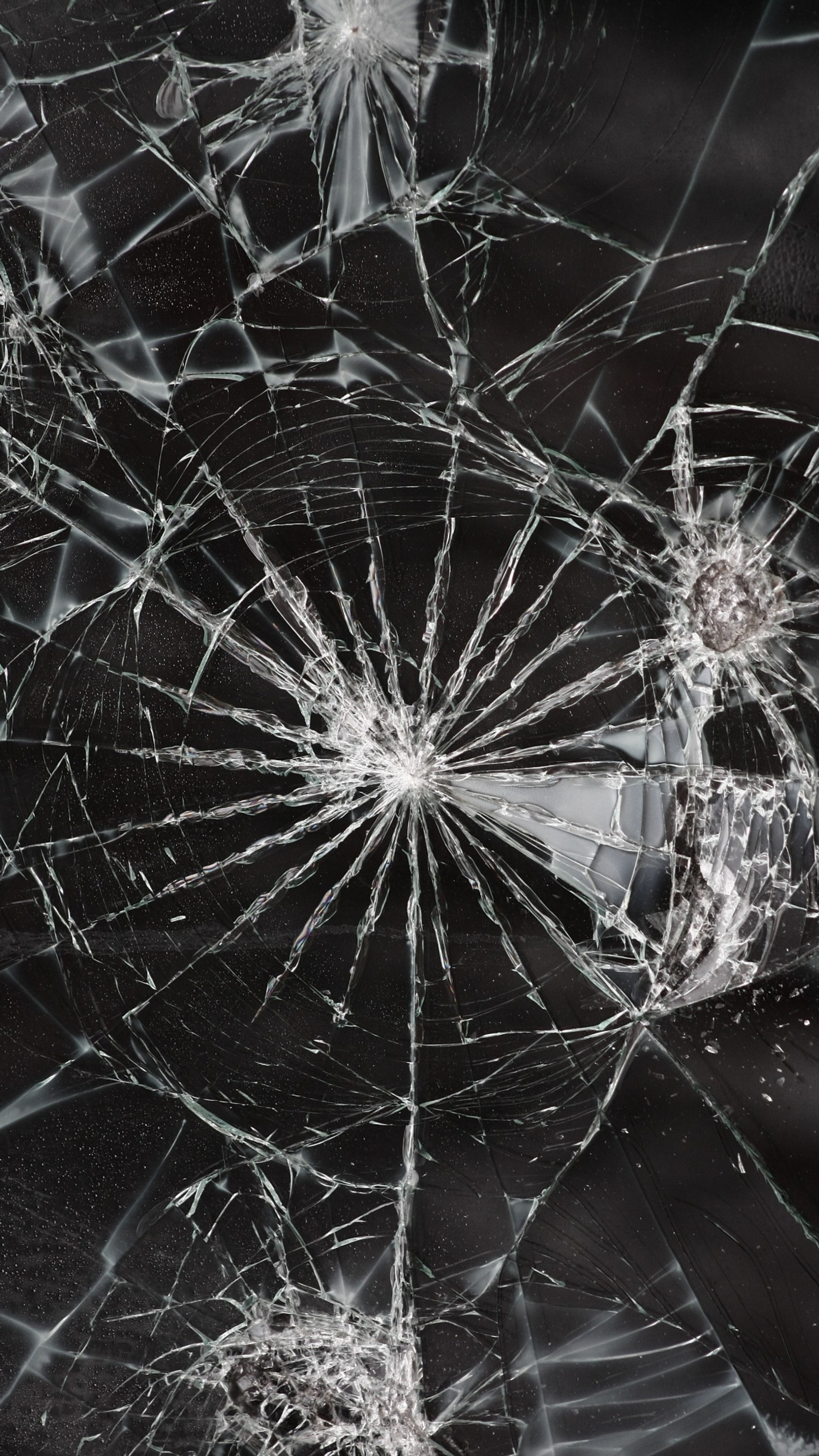 A close up of a broken glass window with a hole in it (3er, aectrs, cs, eg, zssfrx)