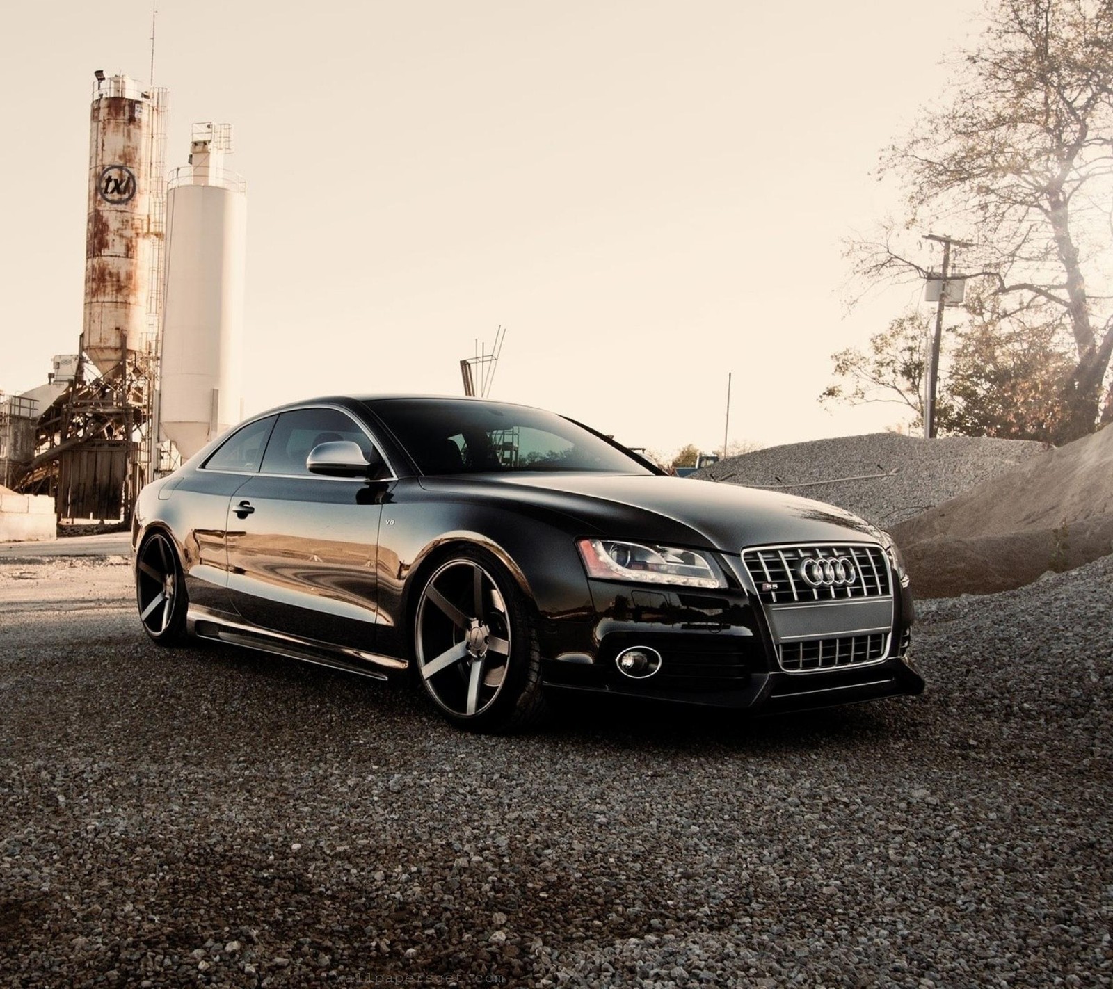 Un audi negro alterado estacionado frente a un silo de grano (audi, negro, coche, nuevo, s5)