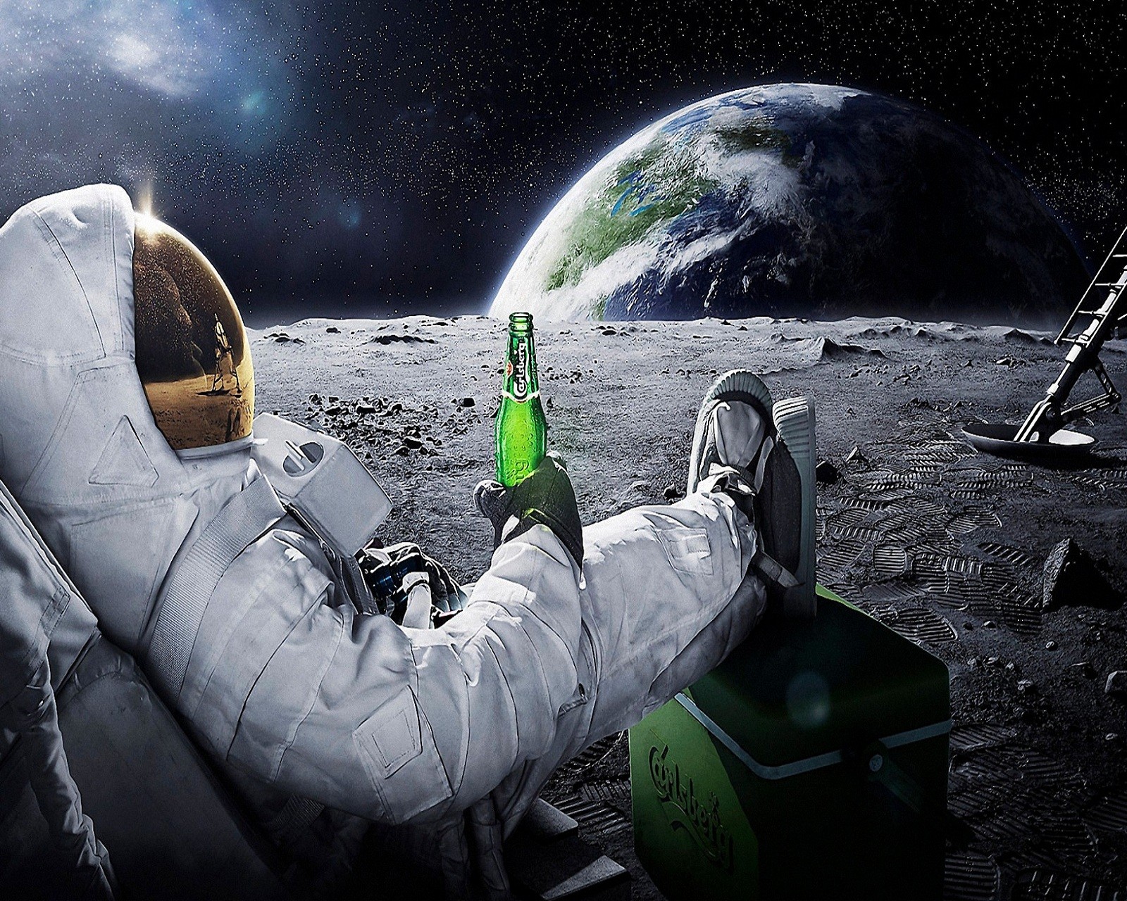 Um astronauta sentado na lua com uma cerveja na mão (carlsberg, vista)