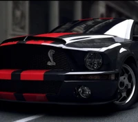 Elegante Shelby Mustang GT500 preto e vermelho em ambiente urbano