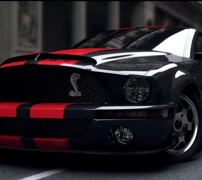 Elegante Shelby Mustang GT500 negro y rojo en un entorno urbano