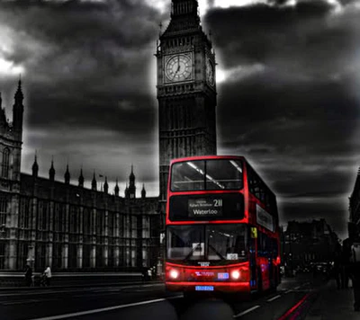 Ikonischer Londoner Doppeldeckerbus in der Nähe von Big Ben