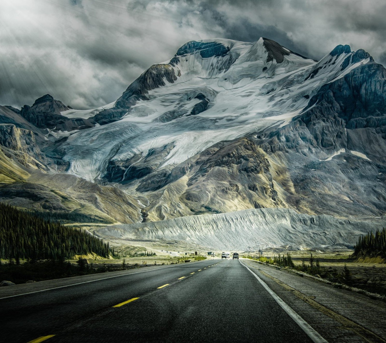 Une montagne avec une route et une voiture dessus (incroyable, montagne, route)