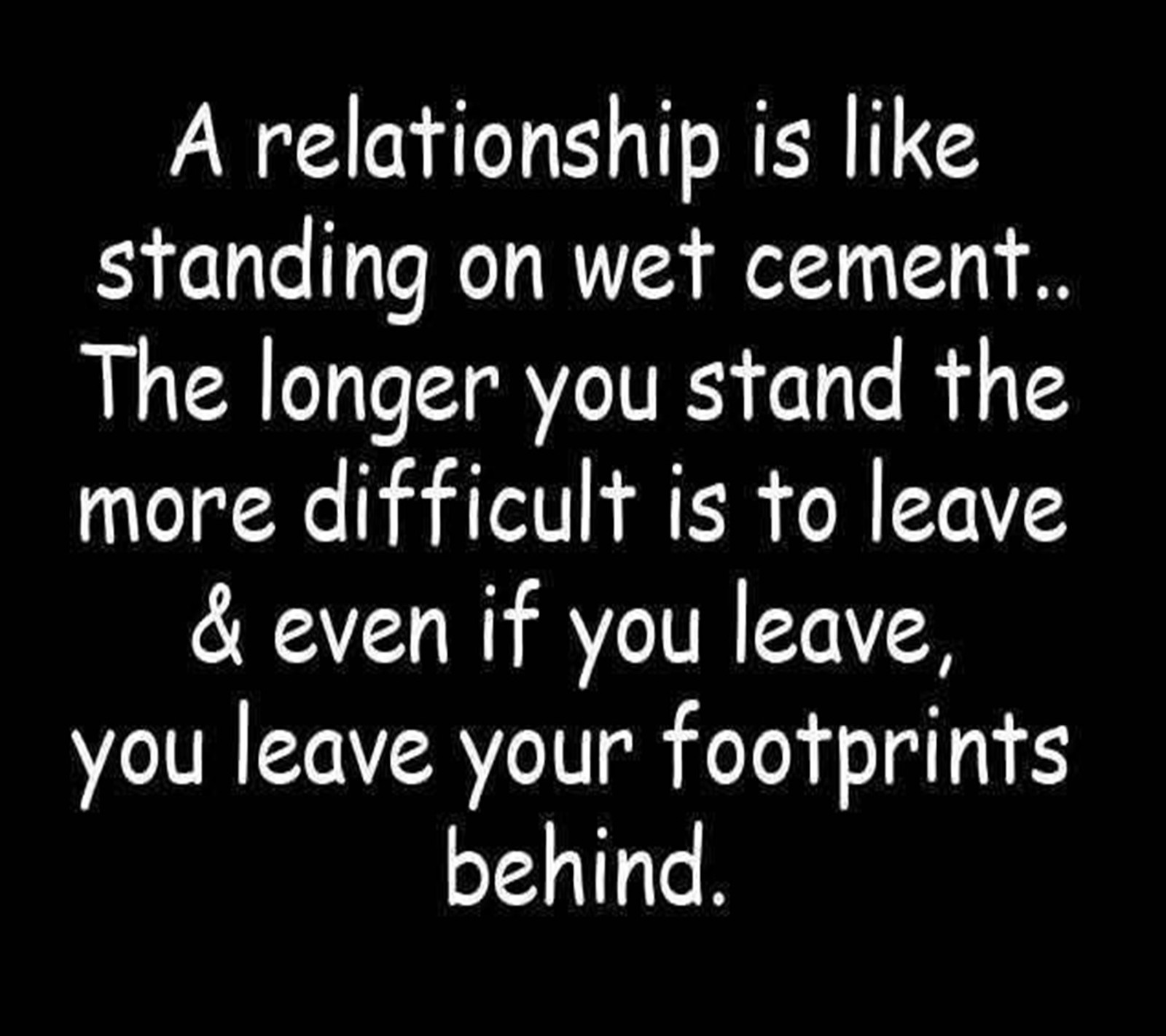 Une relation est comme se tenir sur du ciment humide : plus vous restez longtemps, plus il est difficile de partir (empreintes, amour)