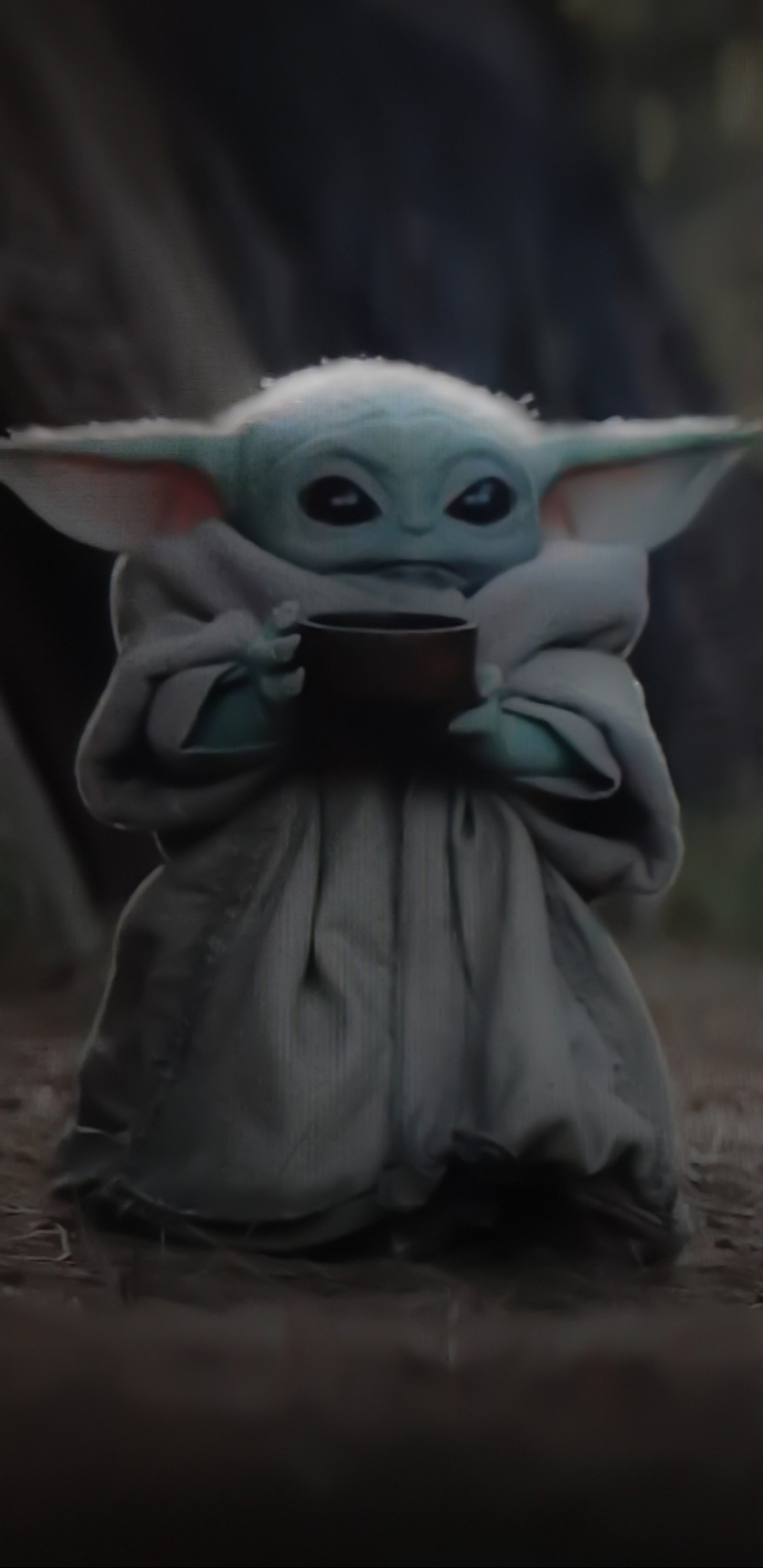 Bebé yoda sosteniendo una tableta en un bosque oscuro (bebé yoda, baby yoda, mandaloriano, el niño, the child mandalorian)