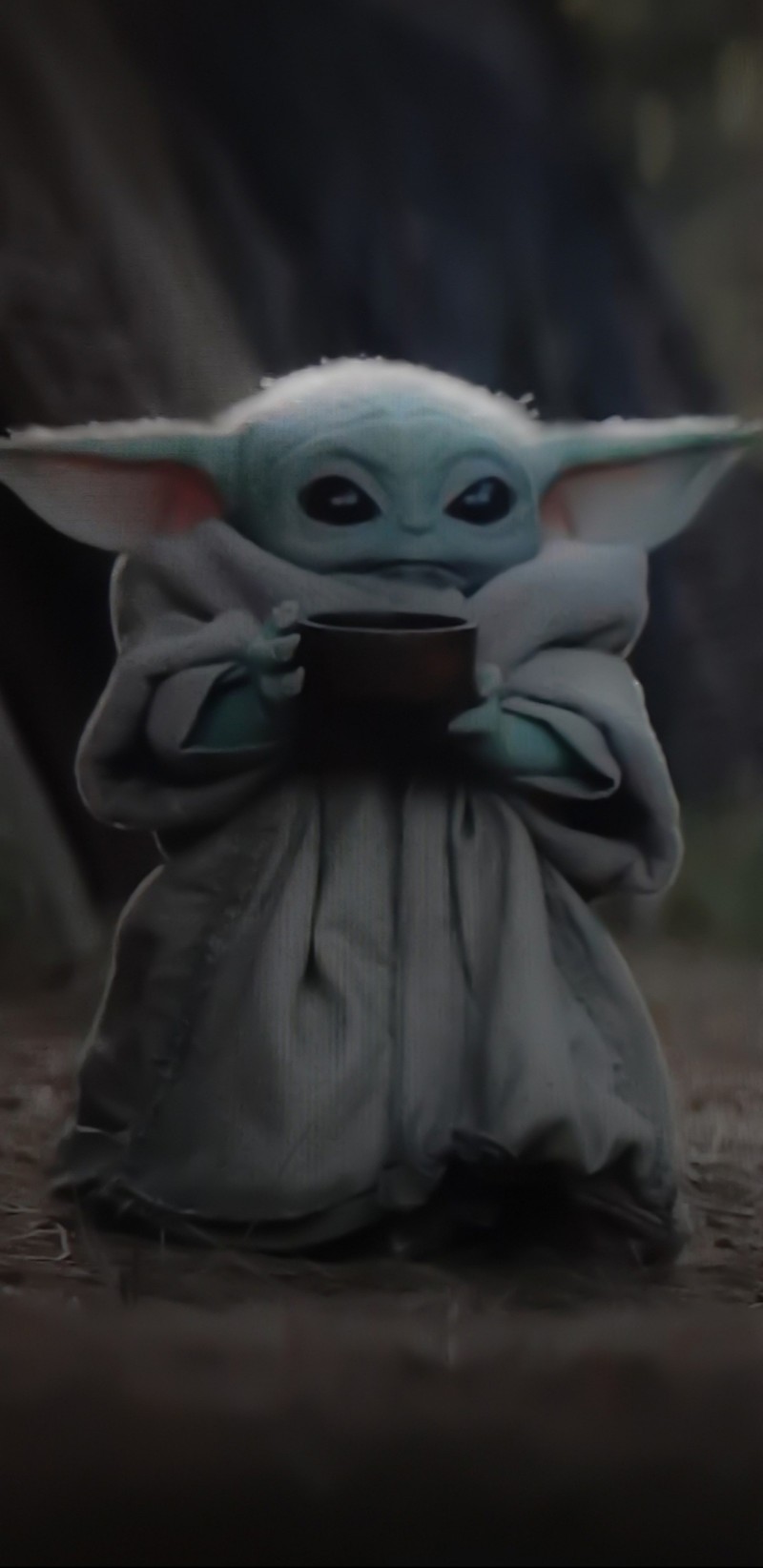 Младенец йода с планшетом в темном лесу (малыш йода, baby yoda, мандалорец, ребенок, the child mandalorian)