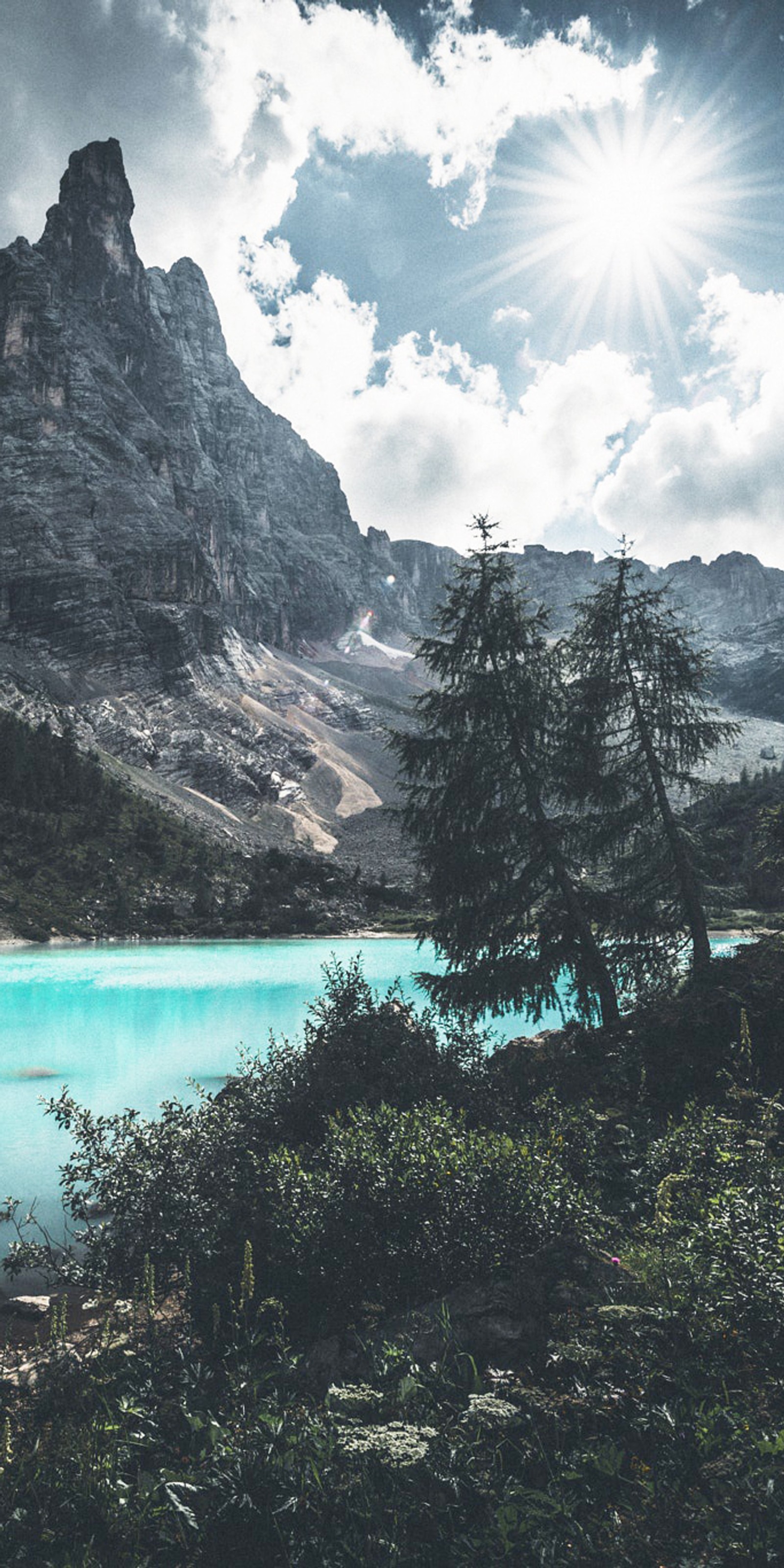 Il y a un lac au milieu d'une montagne avec une montagne en arrière-plan (paysage, nature)