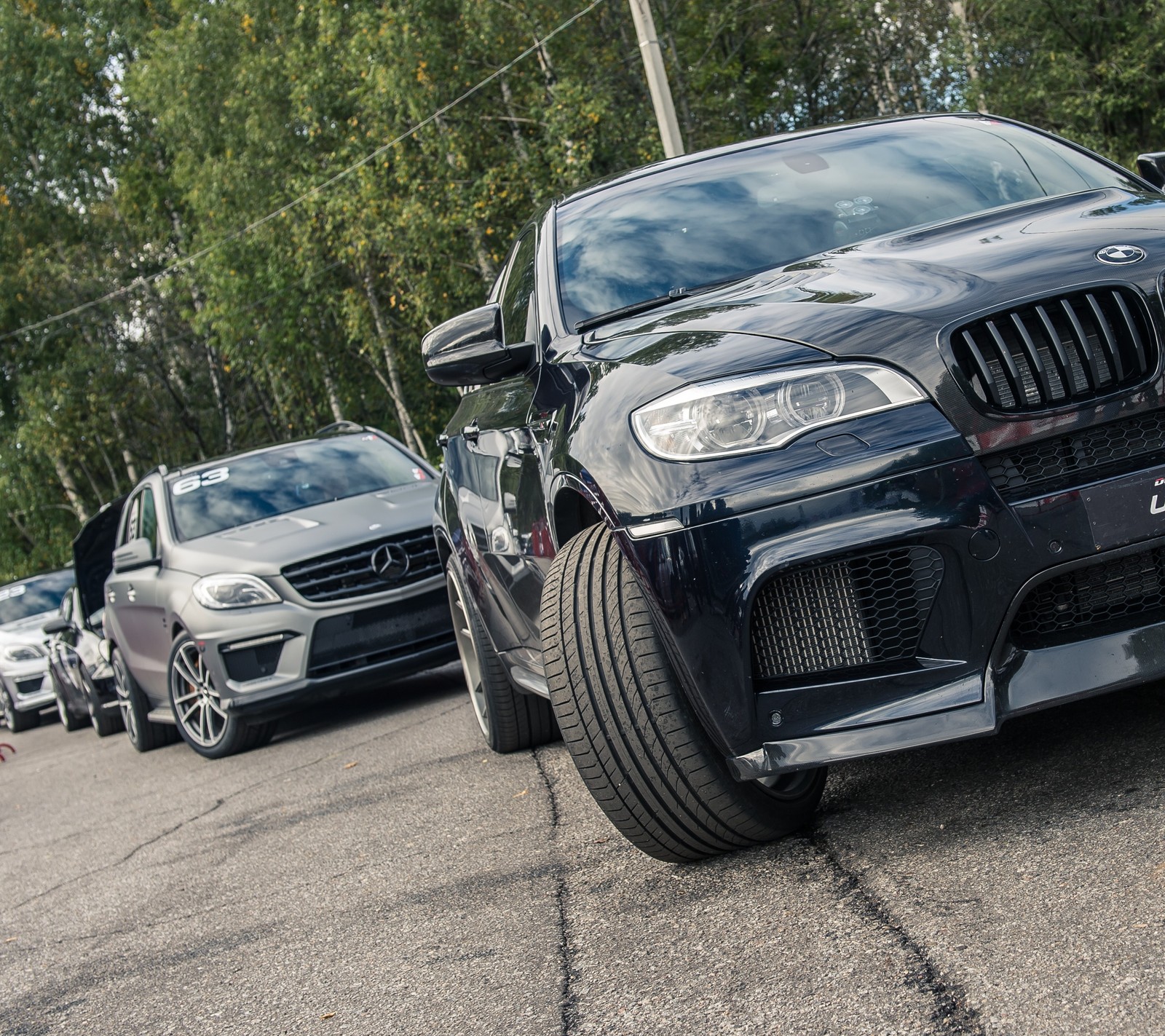 Bmw x6 árabe aparcado en un estacionamiento con otros coches (coche, bmw, coches, mercedes, ml)