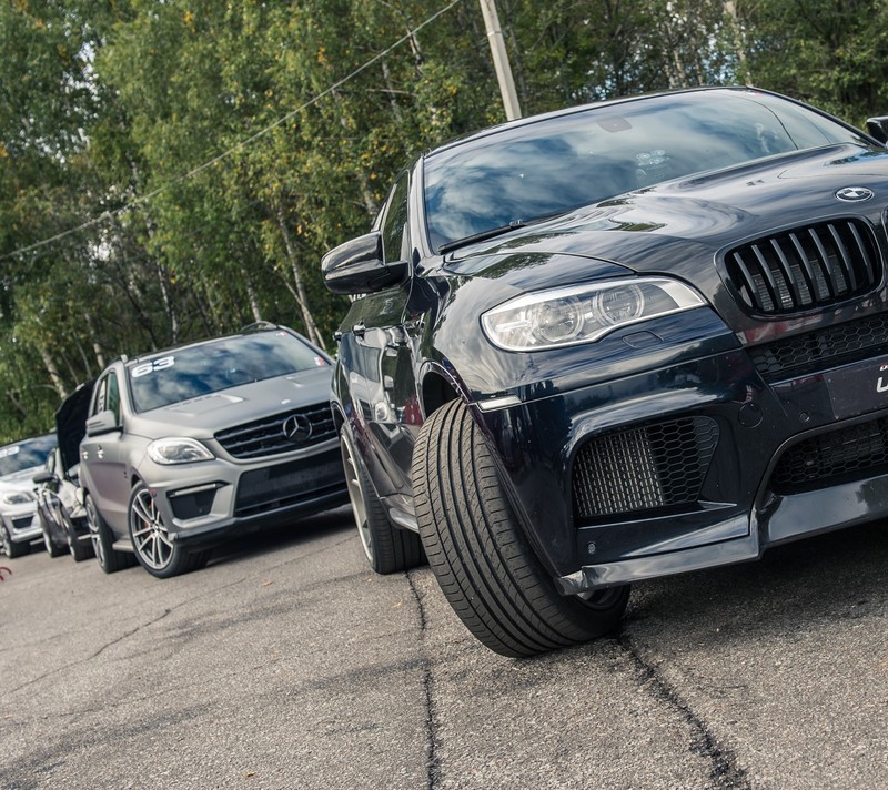 Арабский bmw x6, припаркованный на стоянке с другими машинами (авто, bmw, машины, mercedes, ml)