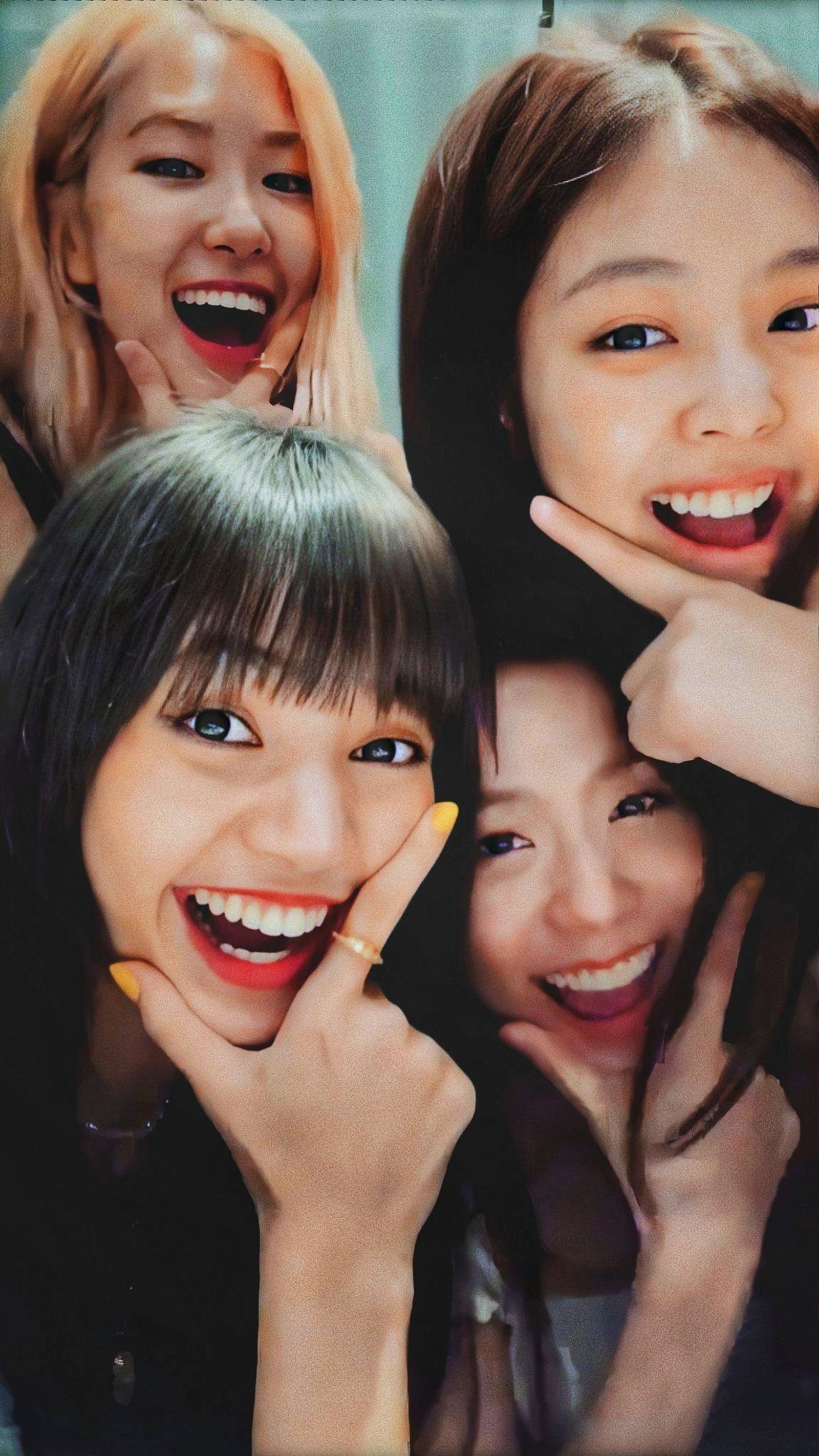 Три девушки позируют для фотографии, держа руки на щеках (блэкпинк, blackpink, бп, bp, известный)