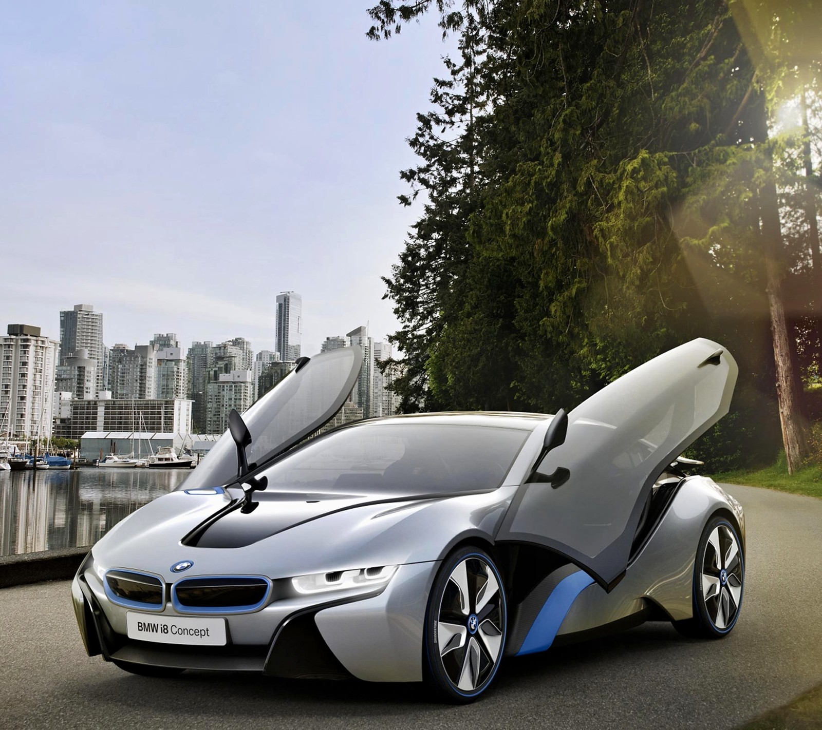 Coche conceptual bmw i8 en la carretera con la ciudad ao fundo (bmw, concepto)