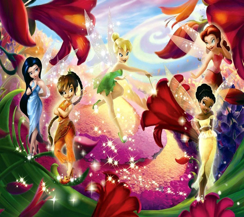 Eine gruppe tinkerbell-fee steht in einem blumengarten (freunde, tinkerbells)