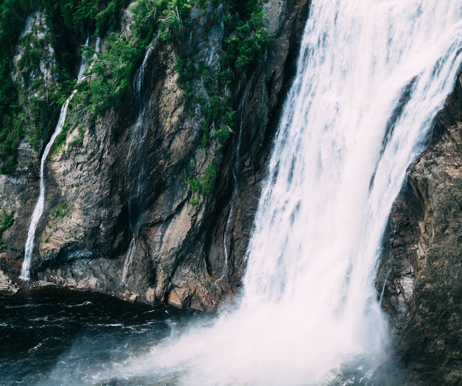 Un homme se tient devant une cascade avec une planche de surf (ville, paysage, photographie, pokémon, pokemon)