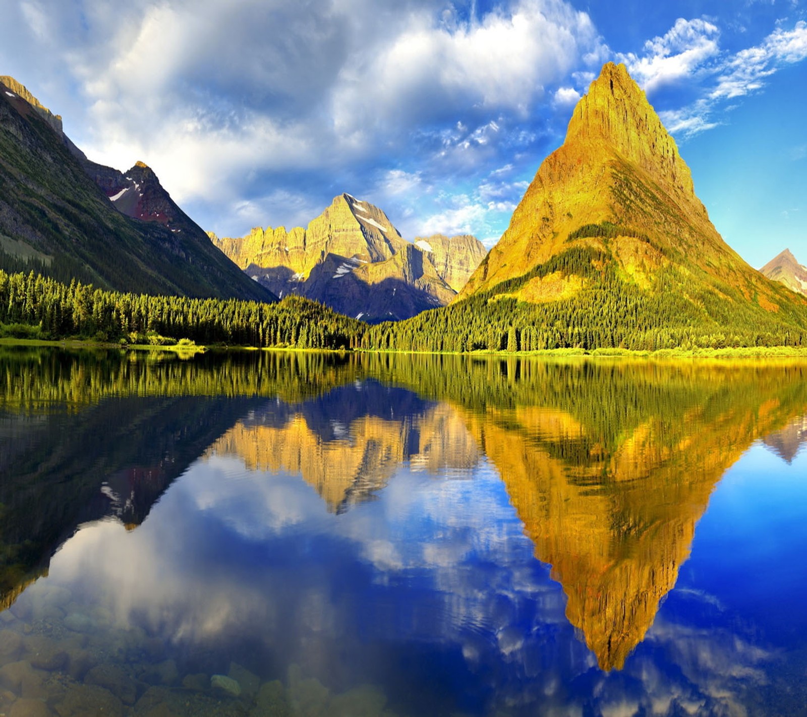 Des montagnes se reflètent dans un lac sous un ciel bleu et des nuages. (vue cool, nature meilleure, nouveau, sympa)