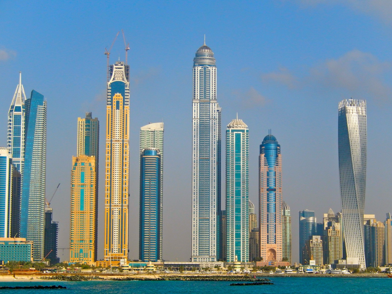 Arquitetura de uma cidade com muitos edifícios altos (burj khalifa, arranha céus, cidade, paisagem urbana, linha do horizonte)