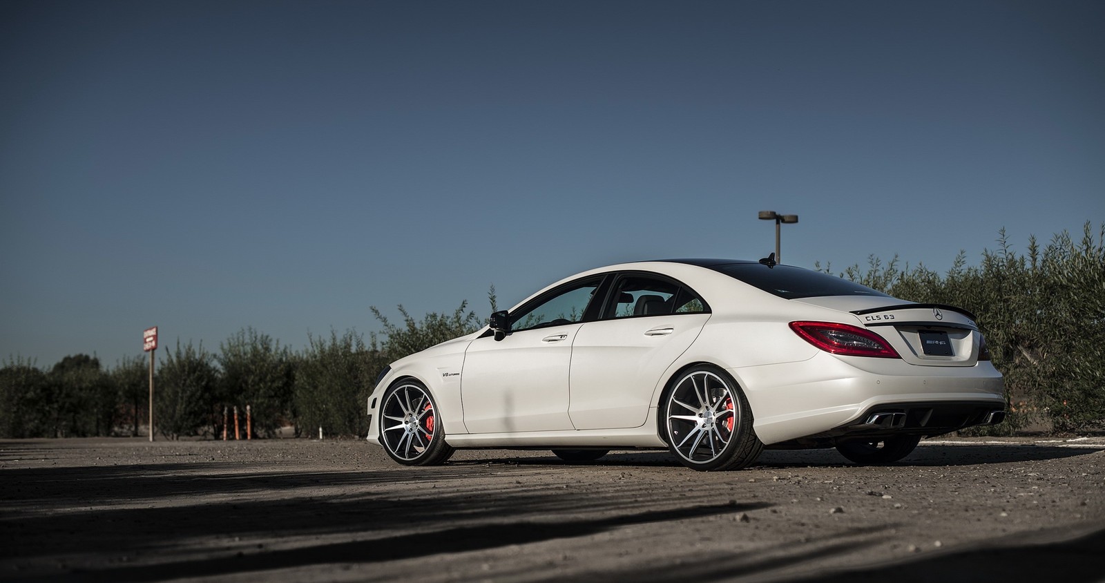 Um mercedes cla branco estacionado em um estacionamento com um céu azul ao fundo (mercedes benz classe cls, mercedes benz e class, carro, roda, aro)