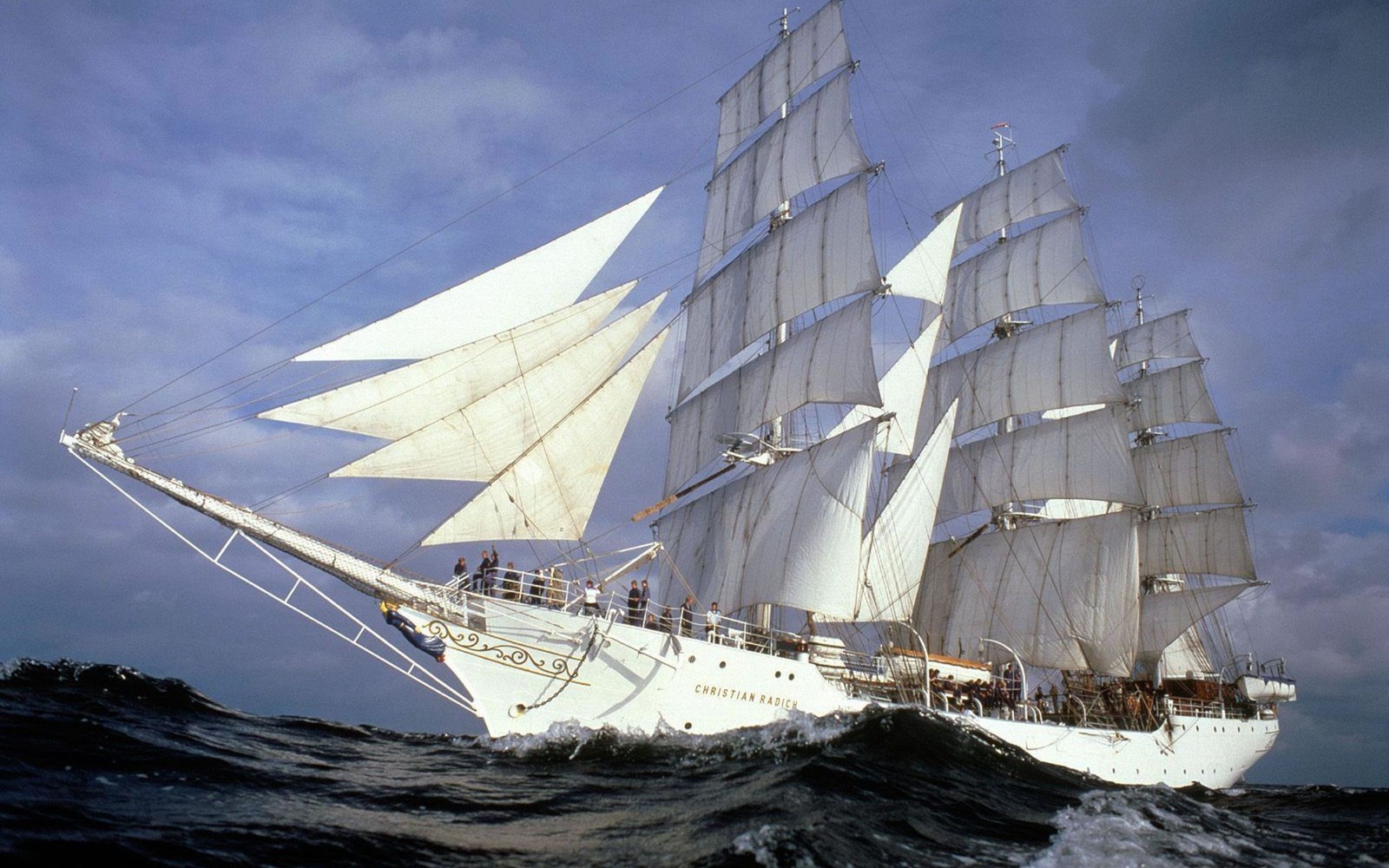 Un voilier dans l'océan avec un ciel nuageux (navire, voilier, grand navire, barquentine, clipper)