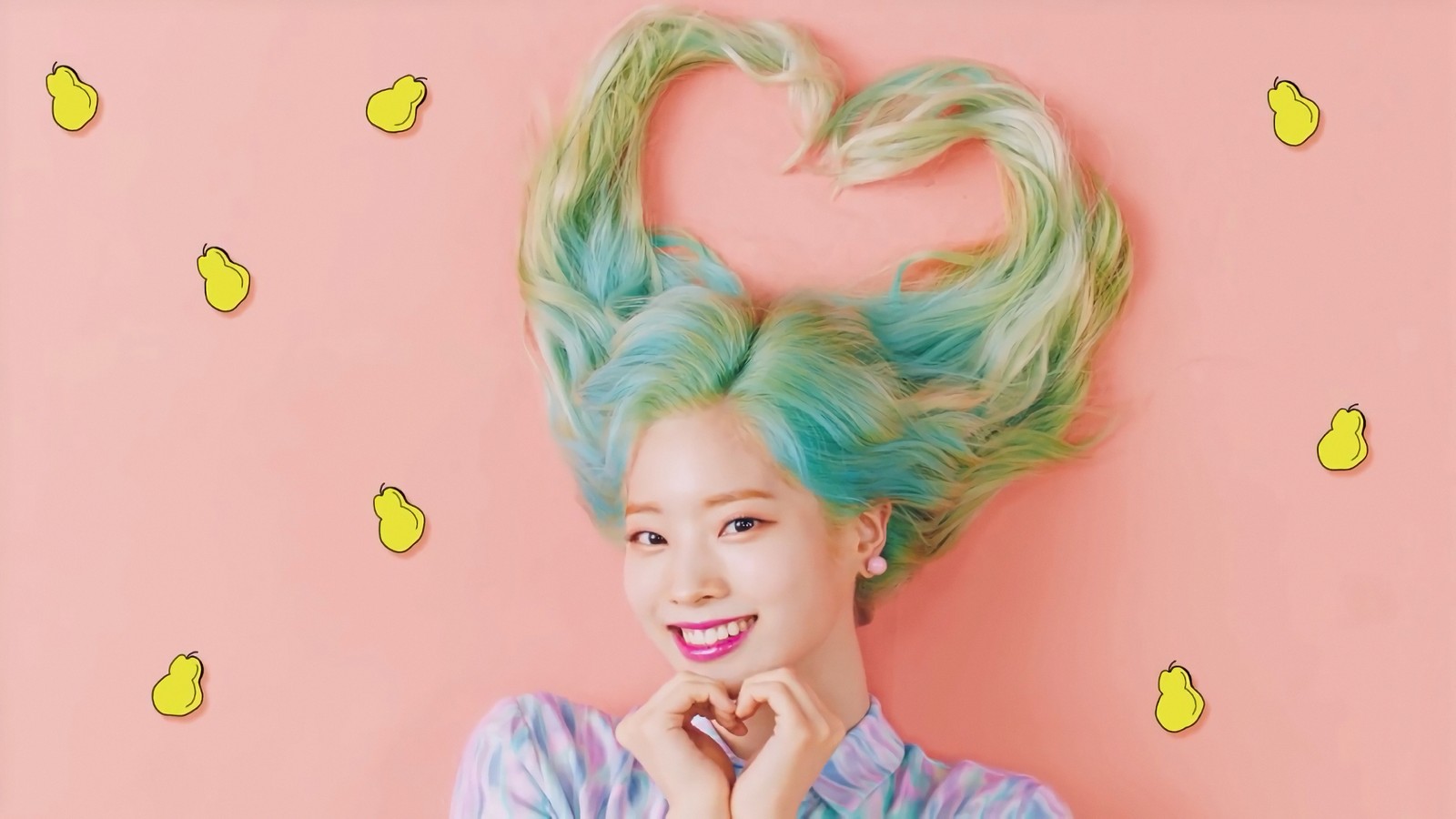 Une femme arabe avec des cheveux verts et des yeux bleus posant pour une photo (deux fois, kpop, filles, dahyun, kim da hyun)