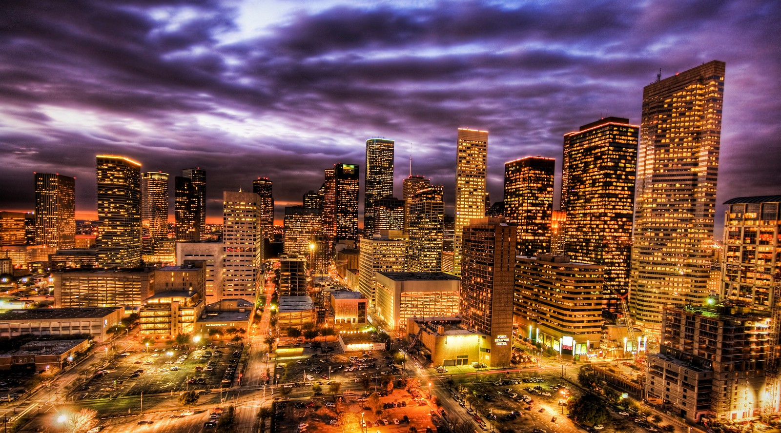 Uma vista de uma cidade à noite com um céu nublado (houston, paisagem urbana, cidade, área urbana, metrópole)