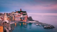 Vernazza : Une soirée sereine au bord de la mer.