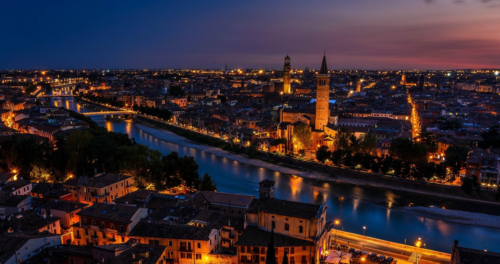 Uma vista de uma cidade com um rio e uma ponte à noite (verona, cidade, paisagem urbana, noite, área urbana)