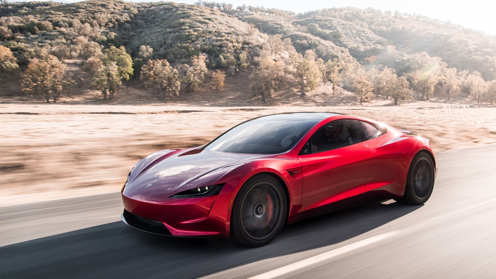 Un coche deportivo rojo conduciendo por una carretera cerca de una montaña (tesla roadster, coche, coche deportivo, tesla model s, supercoche)