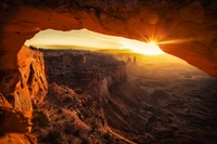 Lever de soleil à travers l'arc Mesa : une vue époustouflante du paysage et de la géologie de Moab