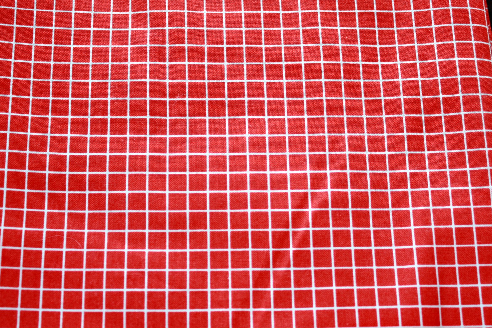 Gros plan d'un tissu à carreaux rouge et blanc (rouge, ligne, motif, textile, matériau)