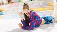 Lalisa Manoban en tenue vibrante, posant de manière ludique sur un fond coloré.