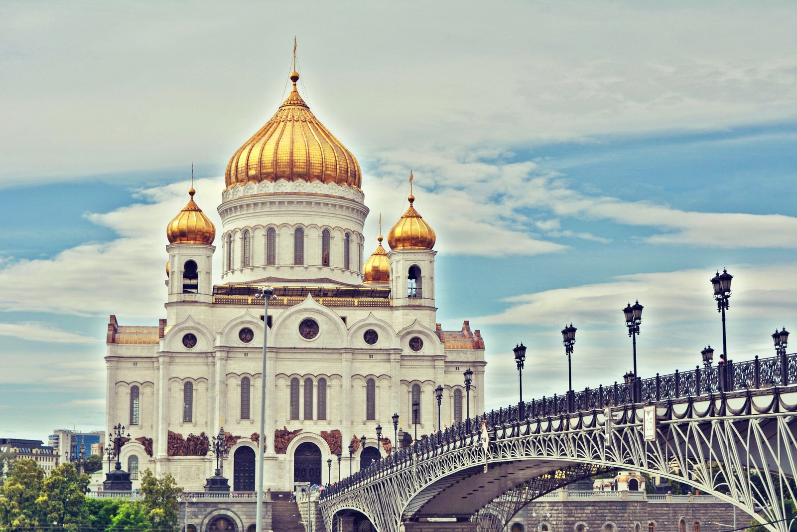 Арафед вид на собор с мостом на переднем плане (базилика, собор, достопримечательность, здание, византийская архитектура)