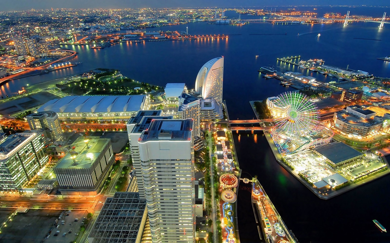 Uma vista de uma cidade à noite com uma ponte e um rio (cidade, área urbana, paisagem urbana, metrópole, design urbano)